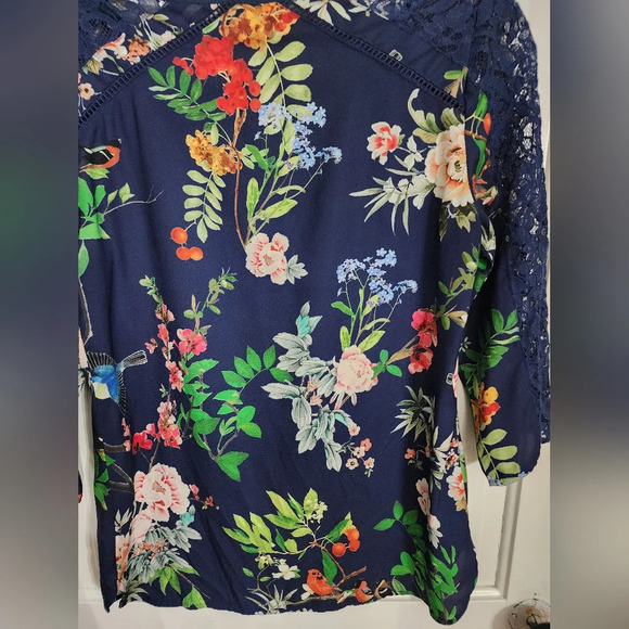 👸👕 #022 Express 3/4 sleeved printed top in size Small - Picture 7 of 12